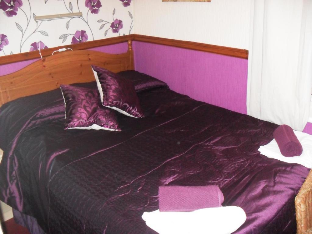Bradleys Guest house 2*